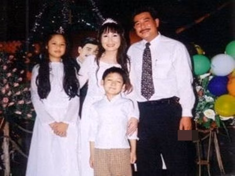 Lê Tuấn Anh quan tâm chăm sóc Hoàng Châu và Khôi Nguyên - hai con riêng của Hồng Vân như con ruột của mình. Trong cuộc phỏng vấn với Zing, Khôi Nguyên cho biết, anh rất ngưỡng mộ ba của mình và cảm thấy hạnh phúc khi là con trai của nghệ sĩ Lê Tuấn Anh. Ảnh: Tiền Phong.