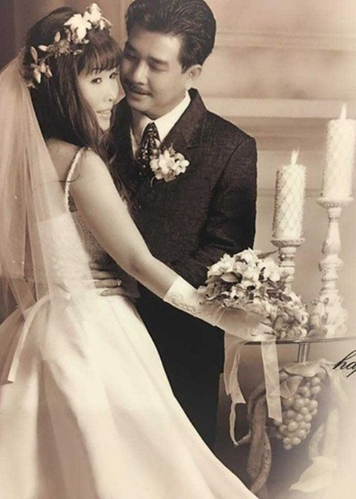 10 năm sau chia tay, Hồng Vân và Lê Tuấn Anh nhận ra cả hai vẫn có duyên nợ nên quyết định nối lại tình xưa. Ngày tái hợp, Lê Tuấn Anh tặng Hồng Vân sợi dây chuyền bạc làm vật kỷ niệm. Tới nay, Hồng Vân vẫn giữ sợi dây này. Ảnh: FBNV.