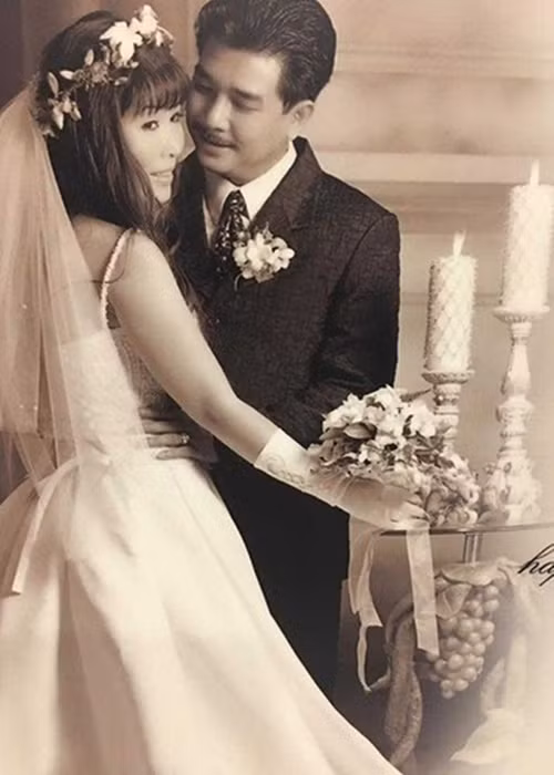 10 năm sau chia tay, Hồng Vân và Lê Tuấn Anh nhận ra cả hai vẫn có duyên nợ nên quyết định nối lại tình xưa. Ngày tái hợp, Lê Tuấn Anh tặng Hồng Vân sợi dây chuyền bạc làm vật kỷ niệm. Tới nay, Hồng Vân vẫn giữ sợi dây này. Ảnh: FBNV.