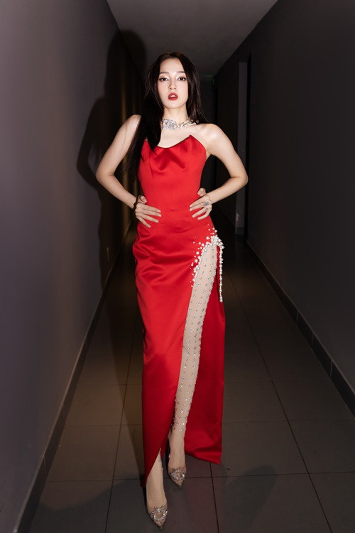 “Không bao giờ là "đủ" cho những "tiêu chuẩn" ngoài kia. Dù hiểu điều đó nhưng có lúc tôi cũng thật sự bị lời phán xét tác động tới tinh thần. Nhưng tôi nghĩ quan trọng là vui, khỏe mạnh và thoải mái bởi làm gì có phiên bản hoàn hảo nhất. Chúng ta sẽ không bao giờ chiều lòng hết được tất cả mọi người", Bảo Anh chia sẻ.