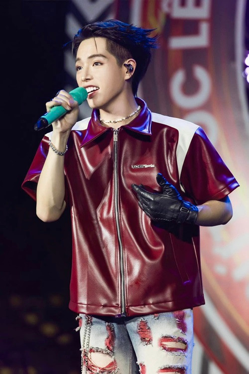 Khi chưa phẫu thuật thẩm mỹ, ca sĩ Đức Phúc bị miệt thị ngoại hình. Anh cho rằng những người buông lời miệt thị thích chê bai, ức hiếp những người yếu thế hơn.