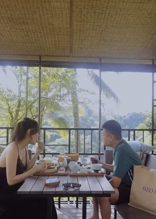 Đang mang bầu, nữ ca sĩ thường xuyên được chồng đưa đi du lịch. Ảnh: Người Đưa Tin.