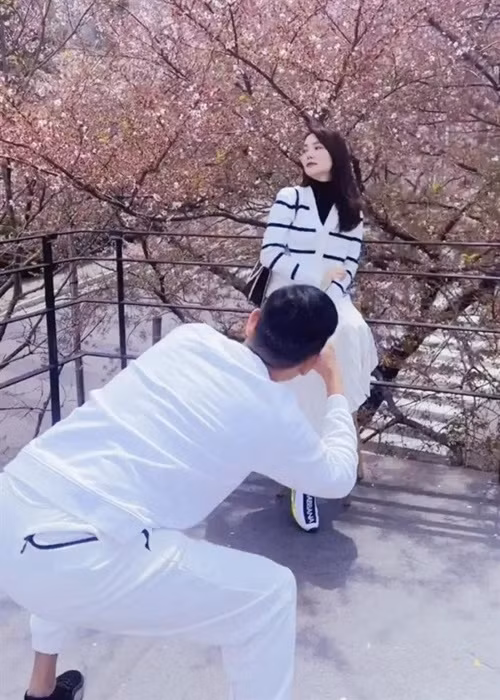 Minh Hằng khoe chồng lăn xả hết mình để chụp ảnh cho vợ. Ảnh: Người Đưa Tin.