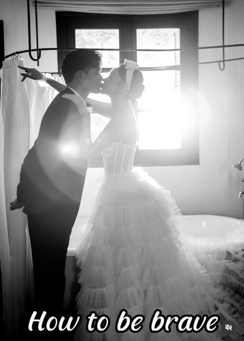 Vợ chồng Minh Hằng trao nhau nụ hôn đầy ngọt ngào. Ảnh: Thương Hiệu Và Pháp Luật.