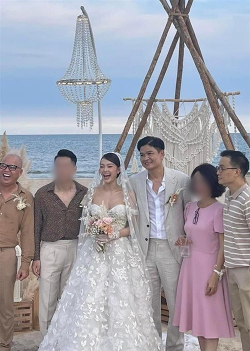 Tuy nhiên, trong đám cưới, ông xã Minh Hằng vẫn bị lộ mặt. Ảnh: Vietnamnet.