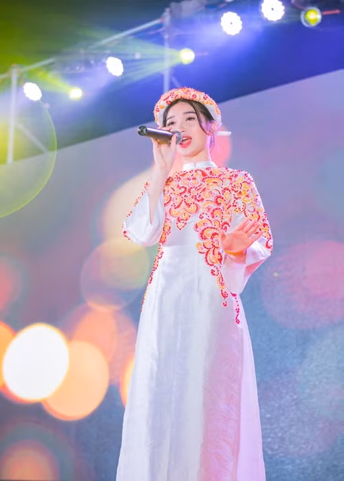 Anna sinh ra trong gia đình có truyền thống nghệ thuật. Bố của cô là nhạc sĩ, ca sĩ Khắc Huy, mẹ của cô là nhạc sĩ, ca sĩ Phương Phương. Anna hát được nhiều thể loại nhạc và chơi được các nhạc cụ như guitar, piano, trống, kèn melodica. Theo Vietnamnet, Anna đoạt giải nhất đơn ca Liên hoan tiếng hát Pháp ngữ TP. Đà Nẵng 2023. Ảnh: FBNV.