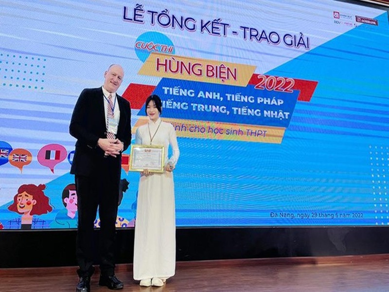 Anna giỏi ngoại ngữ. Cô nói được tiếng Anh, Hàn, Nhật và Thái. Theo Tiền Phong, cô đoạt giải khuyến khích cuộc thi Hùng biện tiếng Anh, tiếng Pháp, tiếng Trung, tiếng Nhật năm 2022, giải khuyến khích cuộc thi Olympic tiếng Anh qua Internet năm 2021, giải nhì cuộc thi Học sinh Giỏi cấp Thành phố môn tiếng Anh năm học 2021-2022, giải ba Hùng biện tiếng Nhật cấp thành phố năm 2019. Ảnh: Tiền Phong.