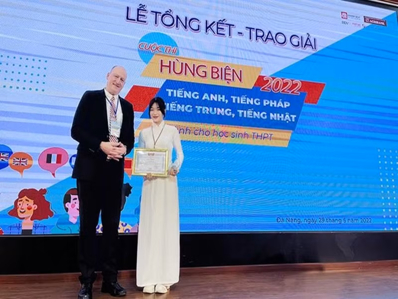 Anna giỏi ngoại ngữ. Cô nói được tiếng Anh, Hàn, Nhật và Thái. Theo Tiền Phong, cô đoạt giải khuyến khích cuộc thi Hùng biện tiếng Anh, tiếng Pháp, tiếng Trung, tiếng Nhật năm 2022, giải khuyến khích cuộc thi Olympic tiếng Anh qua Internet năm 2021, giải nhì cuộc thi Học sinh Giỏi cấp Thành phố môn tiếng Anh năm học 2021-2022, giải ba Hùng biện tiếng Nhật cấp thành phố năm 2019. Ảnh: Tiền Phong.
