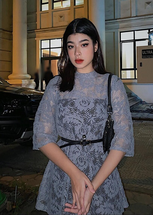 Con gái Võ Hoài Nam thường kẻ mắt mèo, tô son môi đậm.