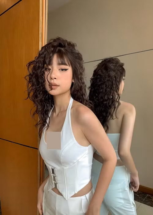 Sinh năm 2005, Hoài Anh sở hữu gương mặt thanh tú với sống mũi cao.