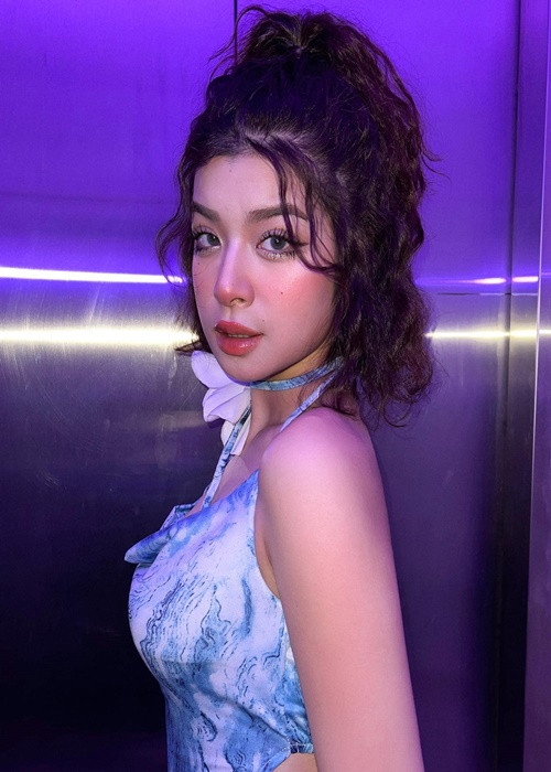 Hoài Anh đam mê ca hát, đánh đàn tranh.