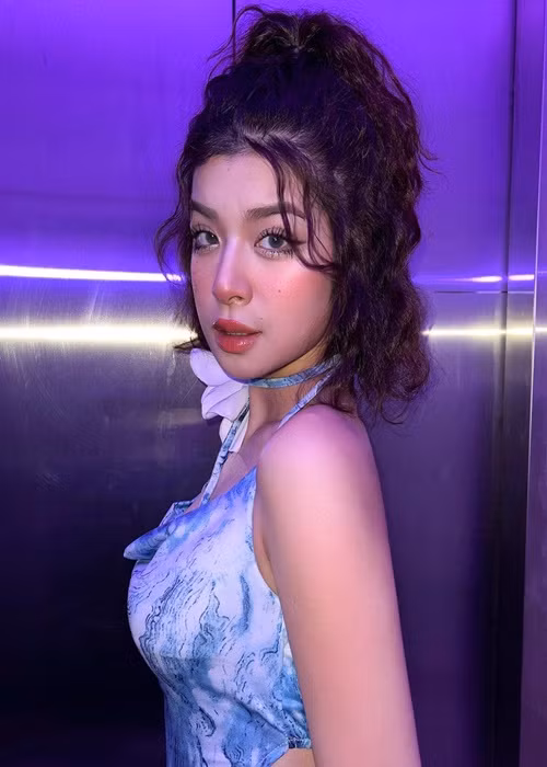 Hoài Anh đam mê ca hát, đánh đàn tranh.