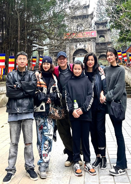 Hoài Vũ sinh năm 2000, từng học khoa diễn viên của trường Đại học Sân khấu Điện ảnh Hà Nội. 