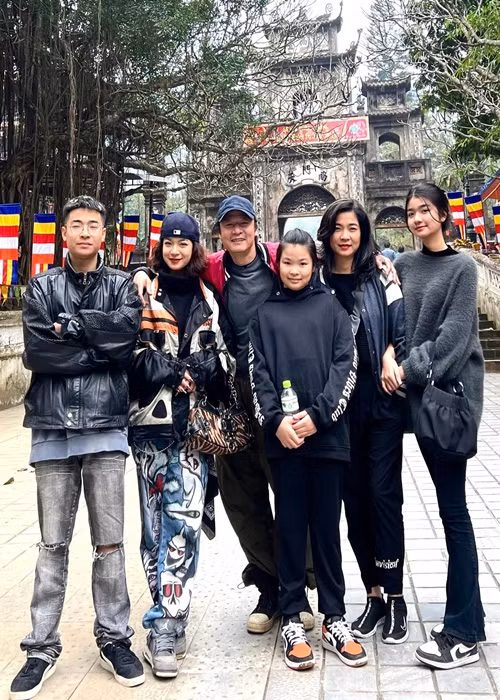 Hoài Vũ sinh năm 2000, từng học khoa diễn viên của trường Đại học Sân khấu Điện ảnh Hà Nội. 