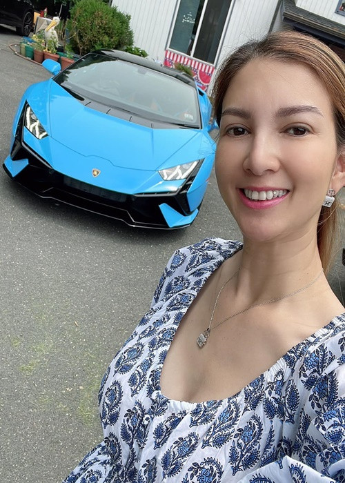 Gần đây, vợ chồng nữ ca sĩ mua chiếc Huracan Tecnica màu độc tại Mỹ.