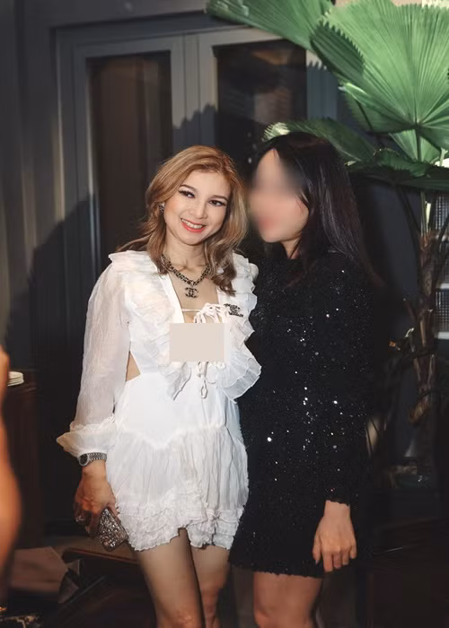 Nữ ca sĩ theo đuổi phong cách quyến rũ giống như ngày còn độc thân.