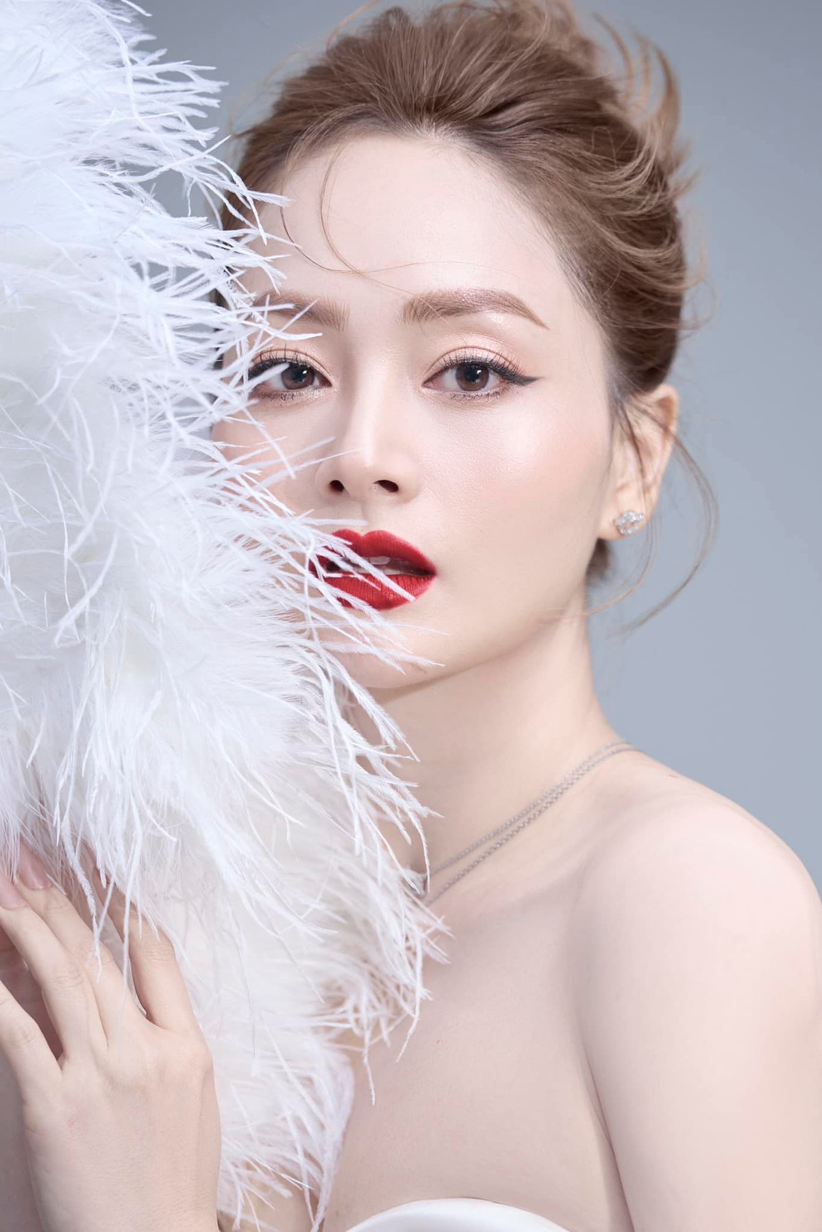 Nhan sắc ngoài đời của Lan Phương khác hoàn toàn với tạo hình nhân vật Hà. Dù bị chỉ trích là diễn lố và hứng chịu nhiều phản ứng tiêu cực của người xem nhưng Lan Phương bình tĩnh đón nhận và bảo lưu quan điểm của cô về vai diễn.