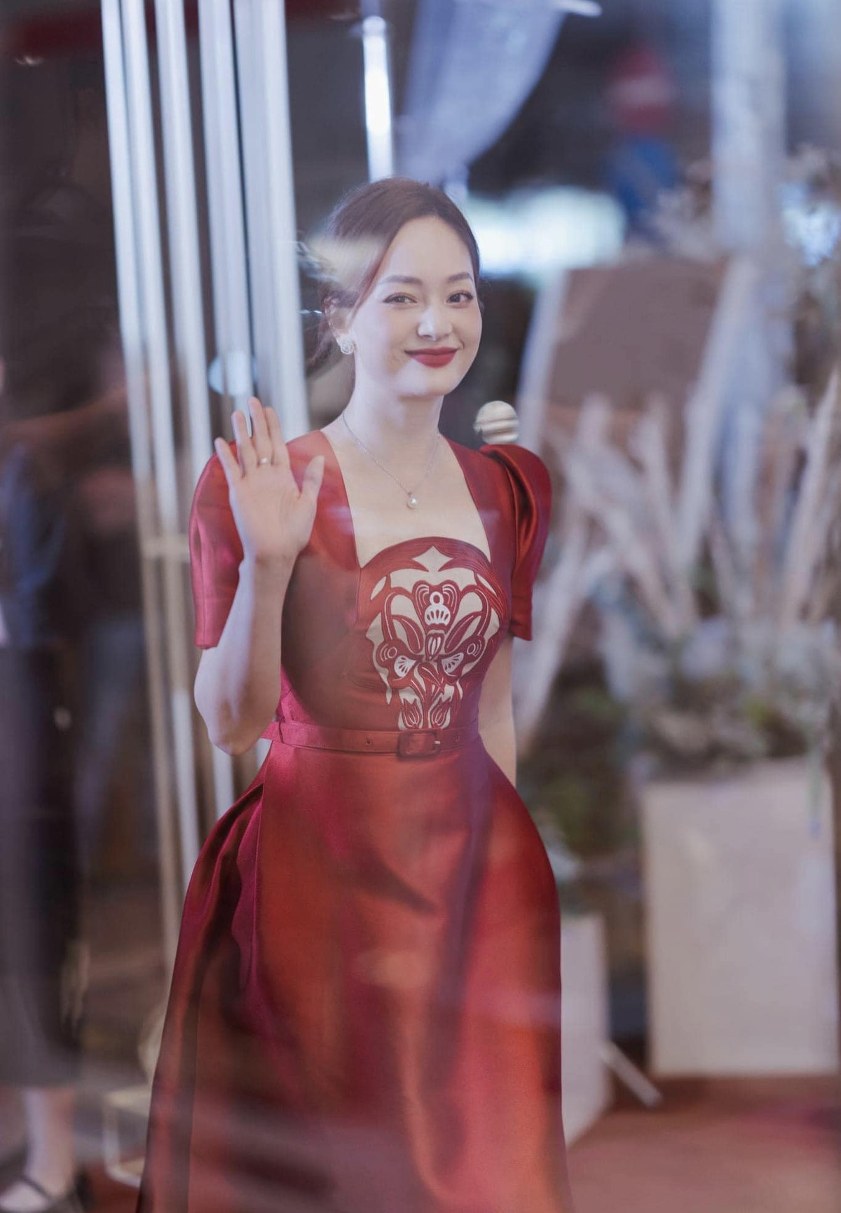 Nữ diễn viên sinh năm 1983 sở hữu gu thời trang ổn định và thường lựa chọn thiết kế tôn dáng triệt để. Tuy nhiên, Lan Phương thường chọn để kiểu tóc đơn giản.