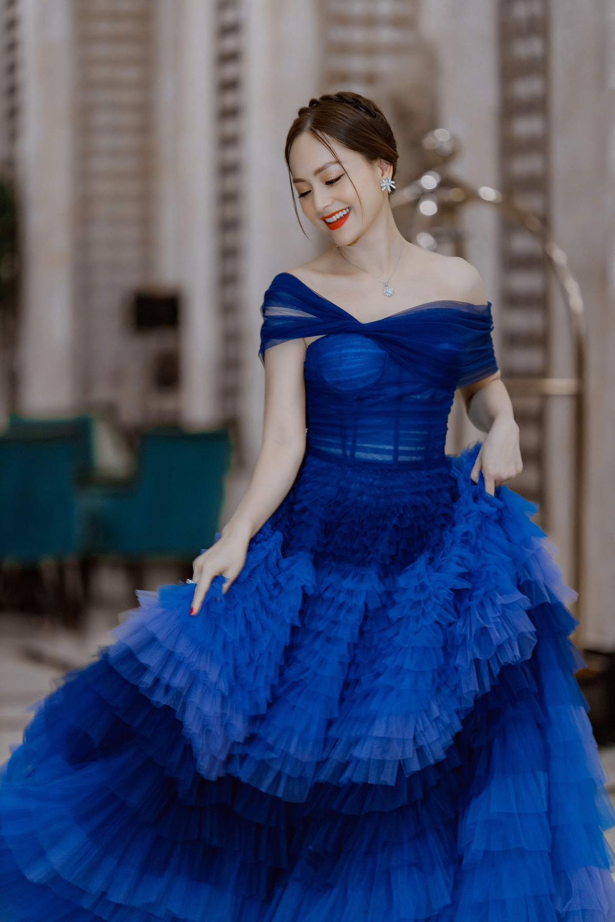 Lan Phương khi lên đồ đi sự kiện quan trọng. Nữ diễn viên chuộng những trang phục gợi cảm, có phần diêm dúa và cầu kỳ.