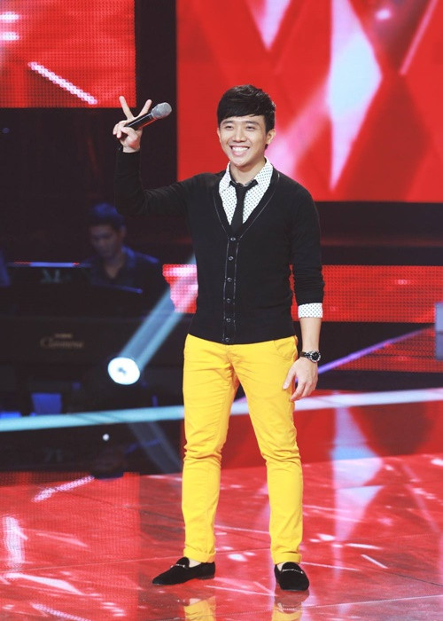 Trong Lần đầu tôi kể năm 2016, Trấn Thành tiết lộ, anh có mối tình đầu khi họp lớp 9. Bạn gái của anh chính là cô hàng xóm hơn anh 3 tuổi. Mối tình đầu của Trấn Thành tan vỡ sau 3 năm khi Trấn Thành đi học đại học. Theo Trấn Thành, anh sống hướng ngoại còn người yêu sống hướng nội nên cả hai chia tay.