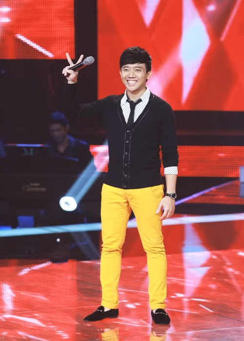 Trong Lần đầu tôi kể năm 2016, Trấn Thành tiết lộ, anh có mối tình đầu khi họp lớp 9. Bạn gái của anh chính là cô hàng xóm hơn anh 3 tuổi. Mối tình đầu của Trấn Thành tan vỡ sau 3 năm khi Trấn Thành đi học đại học. Theo Trấn Thành, anh sống hướng ngoại còn người yêu sống hướng nội nên cả hai chia tay.