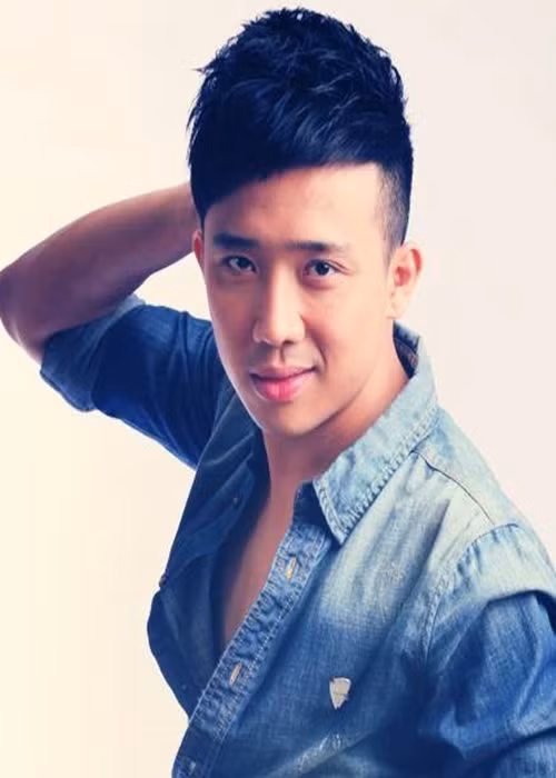 Cô bạn gái cũ Trấn Thành nhắc đến trong Người ấy là ai có thể là người nam MC đề cập đến trong Vô lăng tình yêu năm 2020. Trong Vô lăng tình yêu, Trấn Thành kể, năm 21- 22 tuổi, anh yêu một cô gái và hứa cho người này một cuộc hôn nhân.