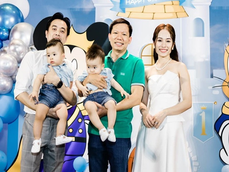 Bác sĩ Hữu Thịnh chụp ảnh cùng gia đình Dương Khắc Linh.