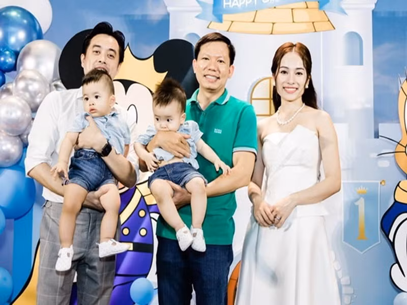 Bác sĩ Hữu Thịnh chụp ảnh cùng gia đình Dương Khắc Linh.