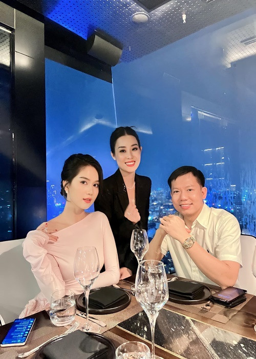 Mối quan hệ giữa Ngọc Trinh và bác sĩ Hữu Thịnh khiến nhiều người tò mò. Phía vị bác sĩ vừa lên tiếng về tin đồn tình cảm với "nữ hoàng nội y".