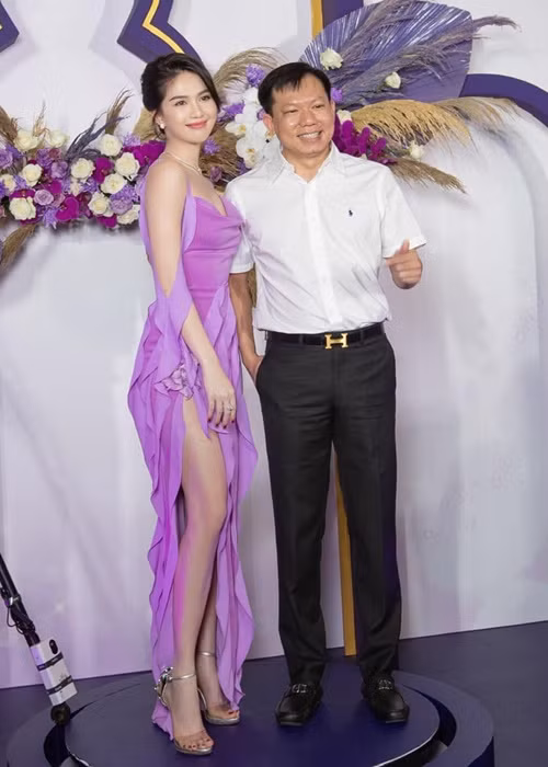 Mới đây, Ngọc Trinh thân thiết với bác sĩ Cao Hữu Thịnh (chuyên ngành Sản phụ khoa, điều trị vô sinh hiếm muộn). Cả hai đã chụp ảnh chung khi tham gia sự kiện và có những buổi ăn uống.