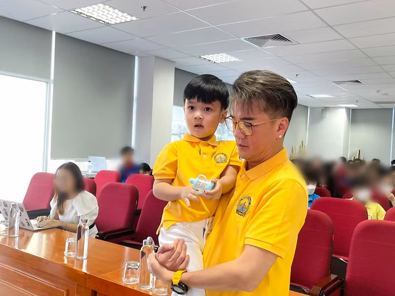 Con trai Đàm Vĩnh Hưng thường xuyên theo cha đi làm từ thiện. Ảnh: FBNV.