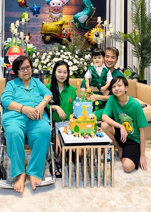 Huỳnh Như và bé Tin thỉnh thoảng cùng Đàm Vĩnh Hưng tham gia các sự kiện giải trí, các buổi tiệc nội bộ gia đình. Ảnh: FBNV.