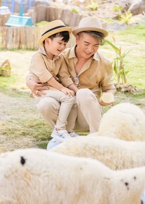 Trước đó, suốt 3 năm, Mr Đàm không chia sẻ bất kỳ thông tin gì về việc có bé Polo. Ảnh: FBNV.