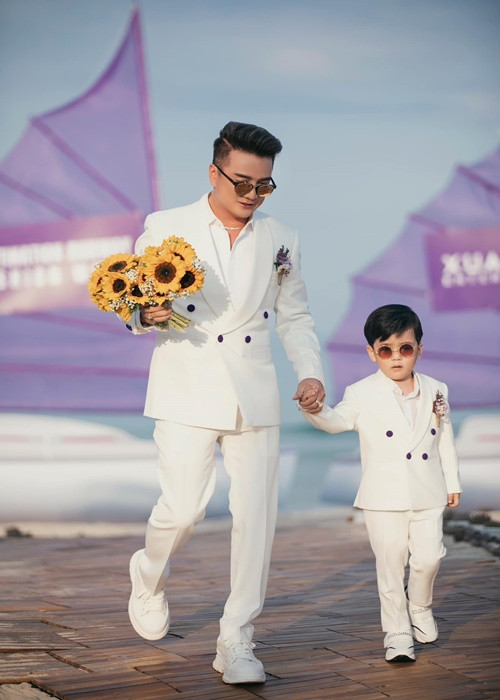 Gần đây, bé Polo và Mr Đàm đảm nhận vai trò vedette trong một show diễn thời trang. Ảnh: FBNV.