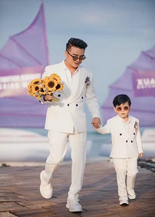 Gần đây, bé Polo và Mr Đàm đảm nhận vai trò vedette trong một show diễn thời trang. Ảnh: FBNV.