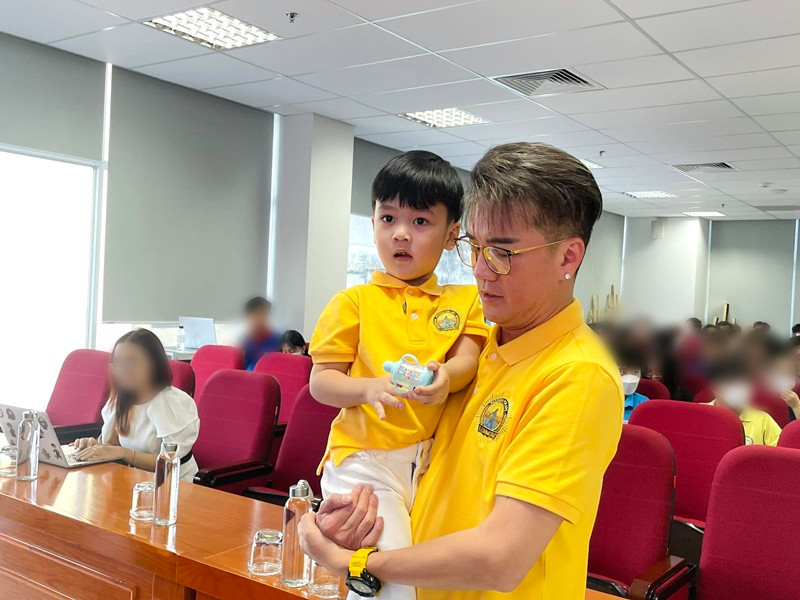 Con trai Đàm Vĩnh Hưng thường xuyên theo cha đi làm từ thiện. Ảnh: FBNV.