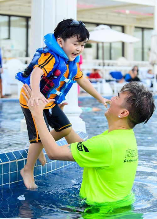 Tới nay, danh tính mẹ ruột con trai Đàm Vĩnh Hưng vẫn là một ẩn số khó đoán. Ảnh: FBNV.