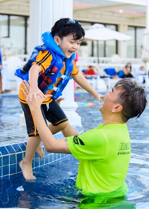 Tới nay, danh tính mẹ ruột con trai Đàm Vĩnh Hưng vẫn là một ẩn số khó đoán. Ảnh: FBNV.