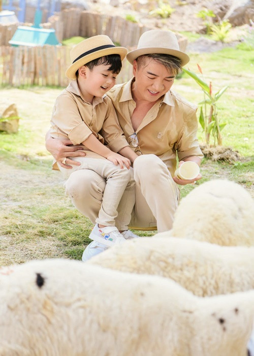 Trước đó, suốt 3 năm, Mr Đàm không chia sẻ bất kỳ thông tin gì về việc có bé Polo. Ảnh: FBNV.