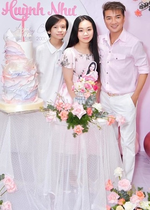 Ngoài con trai ruột, Đàm Vĩnh Hưng nhận Huỳnh Như và bé Tin là con nuôi. Cả hai chính là con của em gái Mr Đàm – Huỳnh Minh Hạnh. “Em gái tôi sinh ra là đã sang tên cho tôi luôn rồi, giấy khai sinh tôi làm cha 2 bé”, Đàm Vĩnh Hưng chia sẻ. Ảnh: Arttimes.