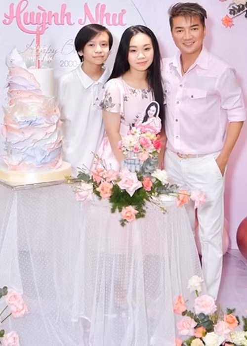 Ngoài con trai ruột, Đàm Vĩnh Hưng nhận Huỳnh Như và bé Tin là con nuôi. Cả hai chính là con của em gái Mr Đàm – Huỳnh Minh Hạnh. “Em gái tôi sinh ra là đã sang tên cho tôi luôn rồi, giấy khai sinh tôi làm cha 2 bé”, Đàm Vĩnh Hưng chia sẻ. Ảnh: Arttimes.