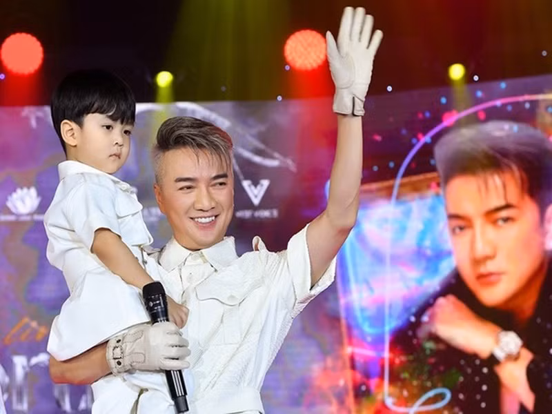 Năm 2022, khi 3 tuổi, bé Polo - con trai ruột của Đàm Vĩnh Hưng lần đầu lộ diện. Nam ca sĩ để con lộ diện trong liveshow kỷ niệm sinh nhật lần thứ 51 cũng như tri ân khán giả suốt 25 năm đồng hành cùng anh. Ảnh: Vietnamnet.