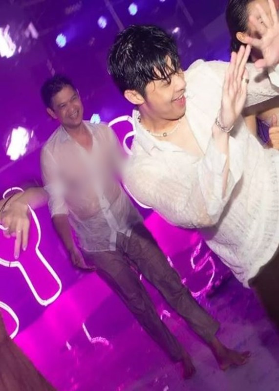 Sau đám cưới, chồng đại gia của Minh Hằng bị một số cư dân mạng kém duyên chê bai ngoại tình. Nữ ca sĩ nhanh chóng lên tiếng bảo vệ người bạn đời. Minh Hằng chia sẻ, các bức ảnh được chụp khi vợ chồng cô chưa sẵn sàng, chồng Minh Hằng đang nhắm mắt. "Hơn nữa, ảnh chụp xa như vậy, không ai đẹp được", nữ ca sĩ cho hay. Ảnh: Vietnamnet.