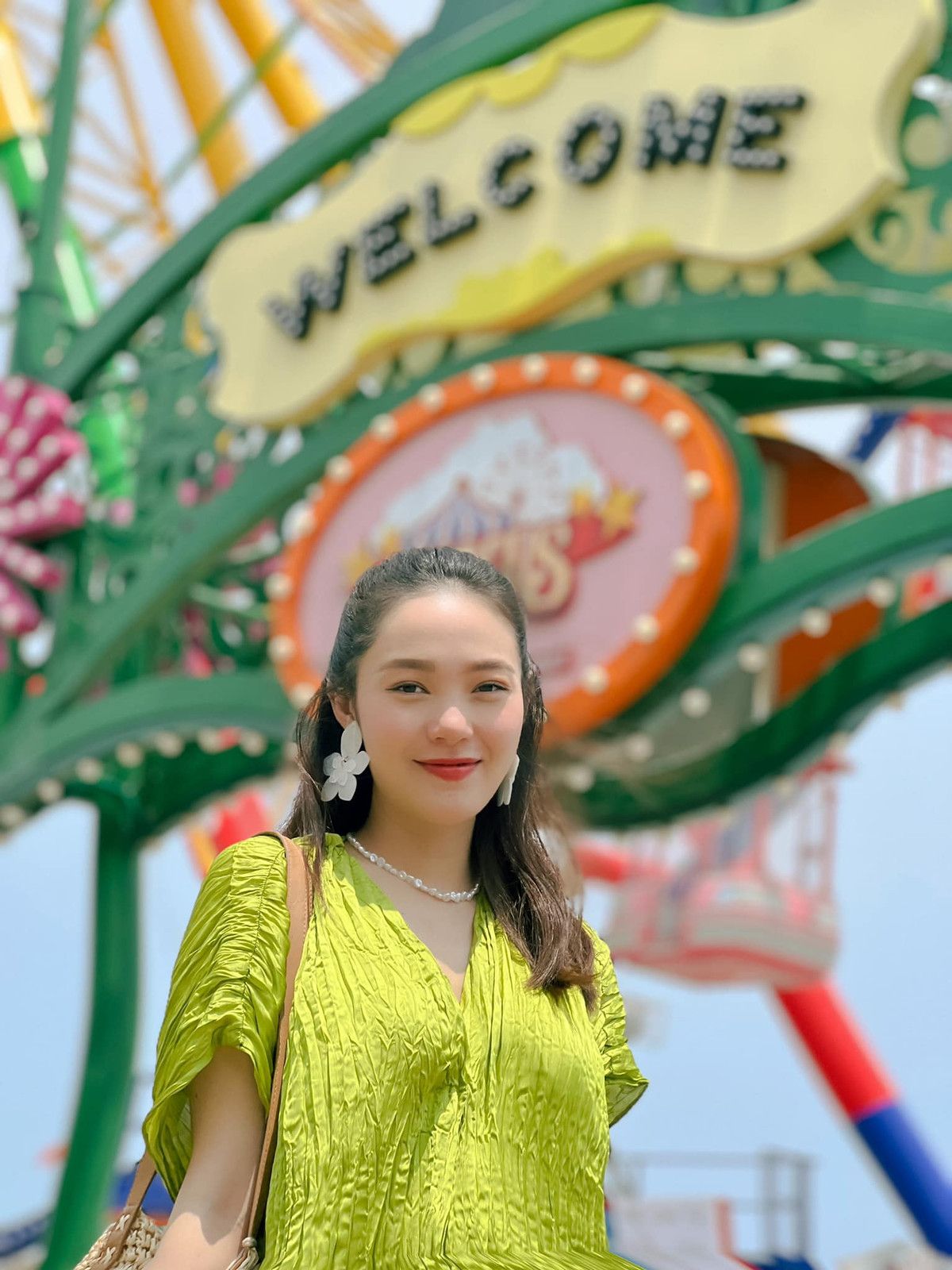 Nữ ca sĩ đã ngưng hầu hết công việc để dưỡng thai. Minh Hằng cho biết, cô dành nhiều thời gian đánh đàn, vẽ và nói chuyện với con. Ảnh: FBNV.