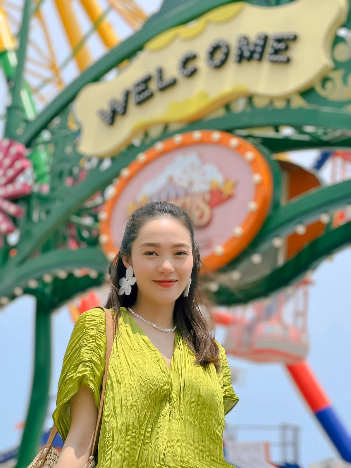 Nữ ca sĩ đã ngưng hầu hết công việc để dưỡng thai. Minh Hằng cho biết, cô dành nhiều thời gian đánh đàn, vẽ và nói chuyện với con. Ảnh: FBNV.