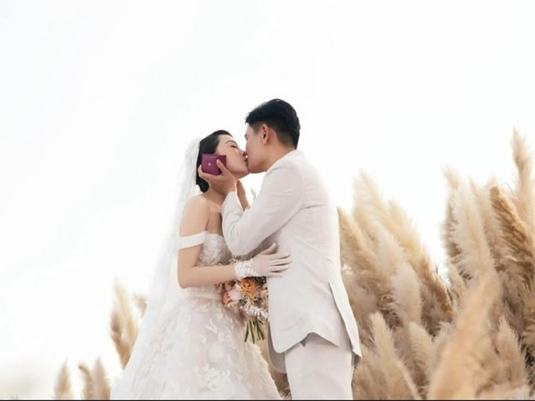 Đám cưới của Minh Hằng diễn ra vào ngày 18/6/2022. Sau hôn lễ, người đẹp chia sẻ trên truyền thông, cô sống thử trước khi cưới. Vợ chồng Minh Hằng muốn đảm bảo rằng đối phương là người có thể gắn bó với mình trọn đời. Ảnh: Dân Trí.