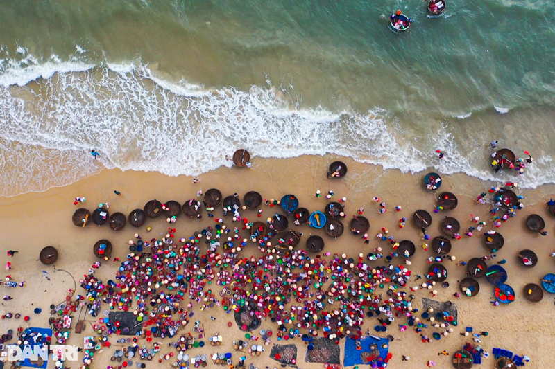 Theo người dân, chợ cá bắt đầu tụ họp vào đầu tháng 2 âm lịch và kéo dài đến tháng 7-8 âm lịch hàng năm. Vào mùa họp chợ, mỗi buổi sáng hàng ngày có 200-250 tàu cá lớn nhỏ neo cách bờ vài trăm mét, sau đó dùng thúng chai đưa hải sản vào bờ, bán cho bà con tiểu thương.