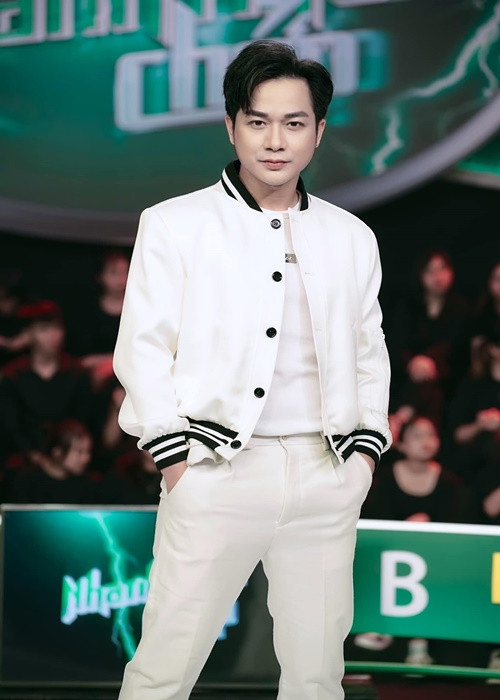 Vướng tin đồn giới tính, nam ca sĩ từng đáp trả: “Chẳng lẽ bây giờ lấy vợ mới chứng minh được giới tính của bản thân bình thường, còn không lấy vợ thì giới tính bất thường? Thậm chí, tôi thấy có trường hợp nhiều người lấy vợ nhưng giới tính sau đó cũng thay đổi đấy thôi”. Ảnh: FBNV.