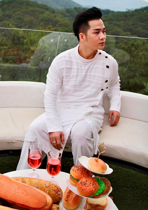 Theo Quách Tuấn Du, nếu trong tương lai, anh kết hôn, sinh con hoặc quyết tâm tiến hành sinh con bằng phương pháp khoa học, nam ca sĩ sẽ thay đổi nội dung di chúc và ngược lại. Ảnh: FBNV.