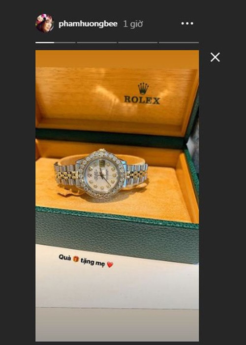 Tháng 6/2020, nàng hậu tặng đấng sinh thành một chiếc đồng hồ hàng hiệu. Ảnh: Instagram.